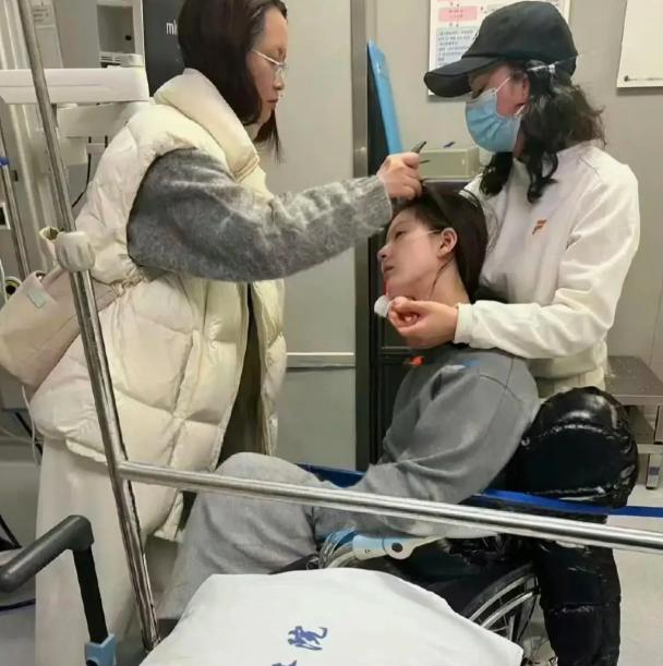 突发！赵丽颖活动现场突发不适，被紧急送往医院。

8月25日下午，赵丽颖本来要参