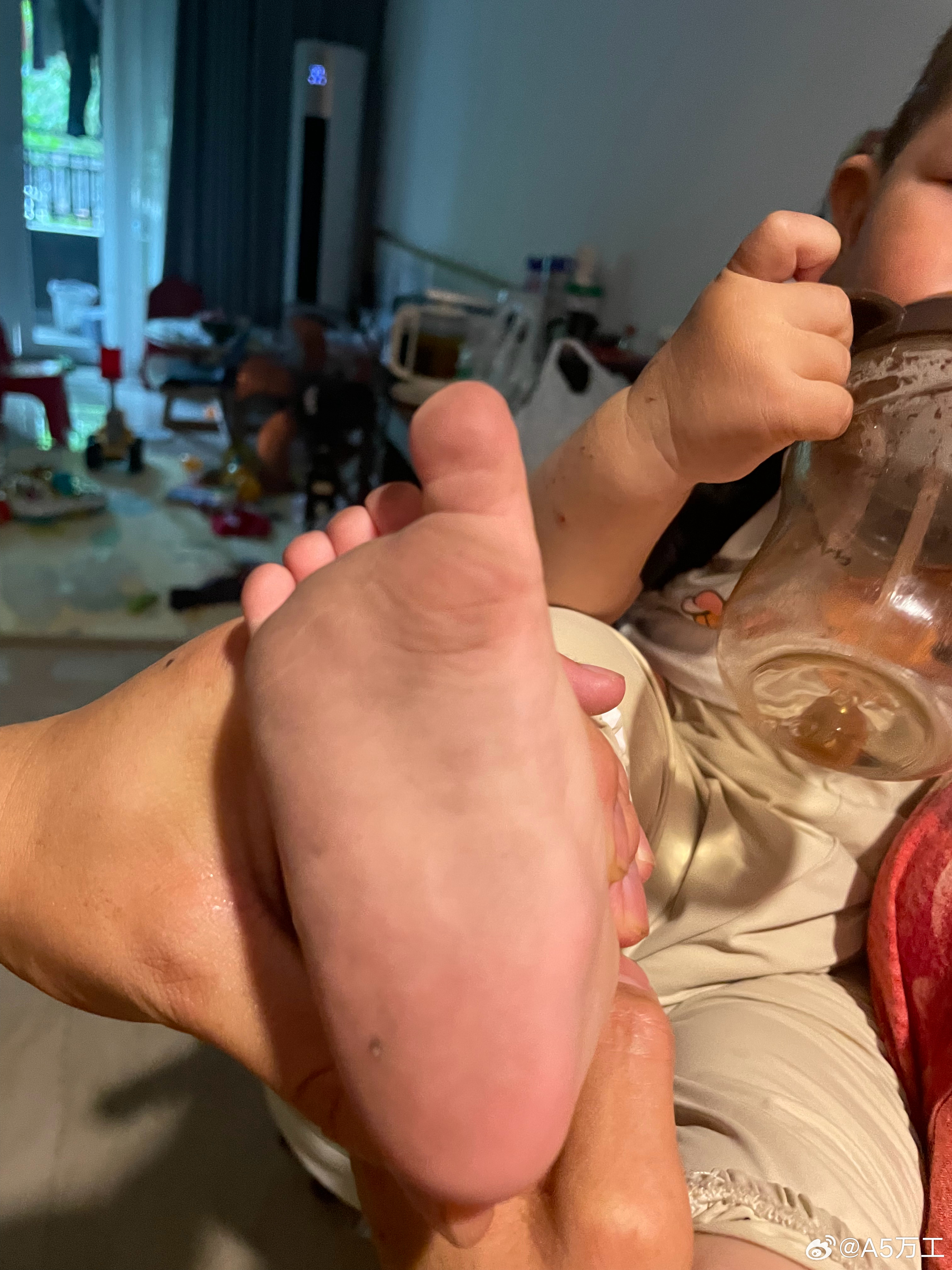 带娃是个很好的有氧运动，尤其是带这么一个调皮捣蛋的小婴儿。硬生生被他拖着爬了11