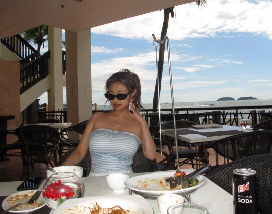 至少得有一天不化妆才能叫度假吧⛱️