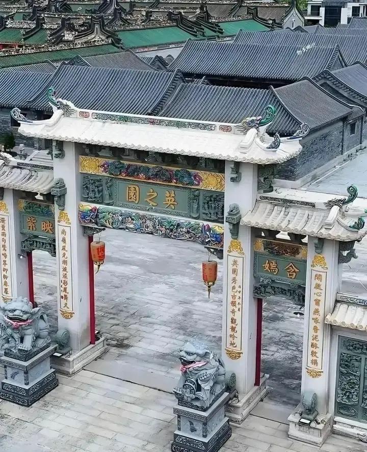 英之园该不该被拆？
有网友说英之园建的这么豪华美观，一拆了之太可惜了，太浪费资源