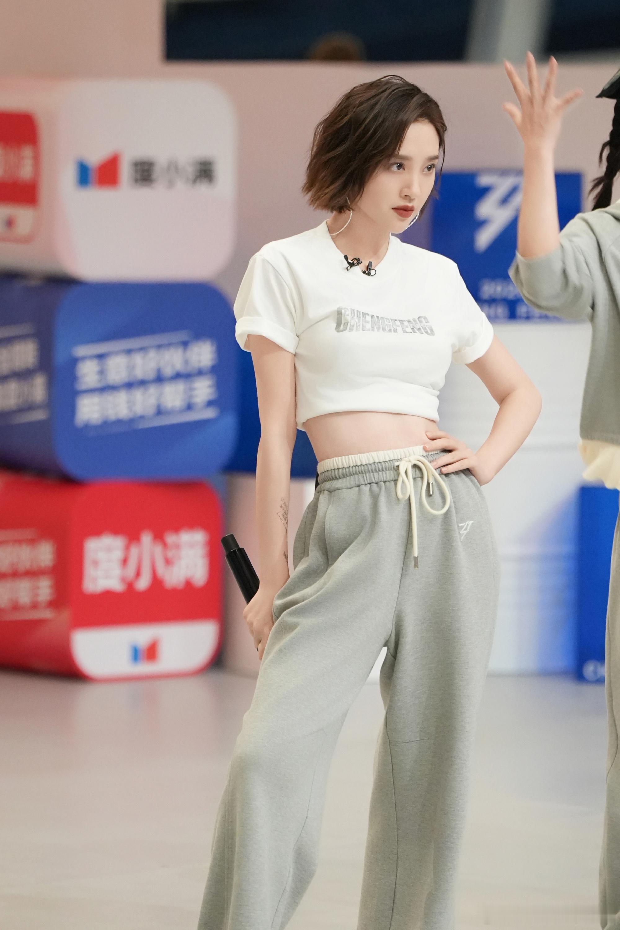 唐艺昕说不能在幼儿园待着了唐艺昕接梗能力拉满，自嘲幼儿园舞台后全力升级，练习室状