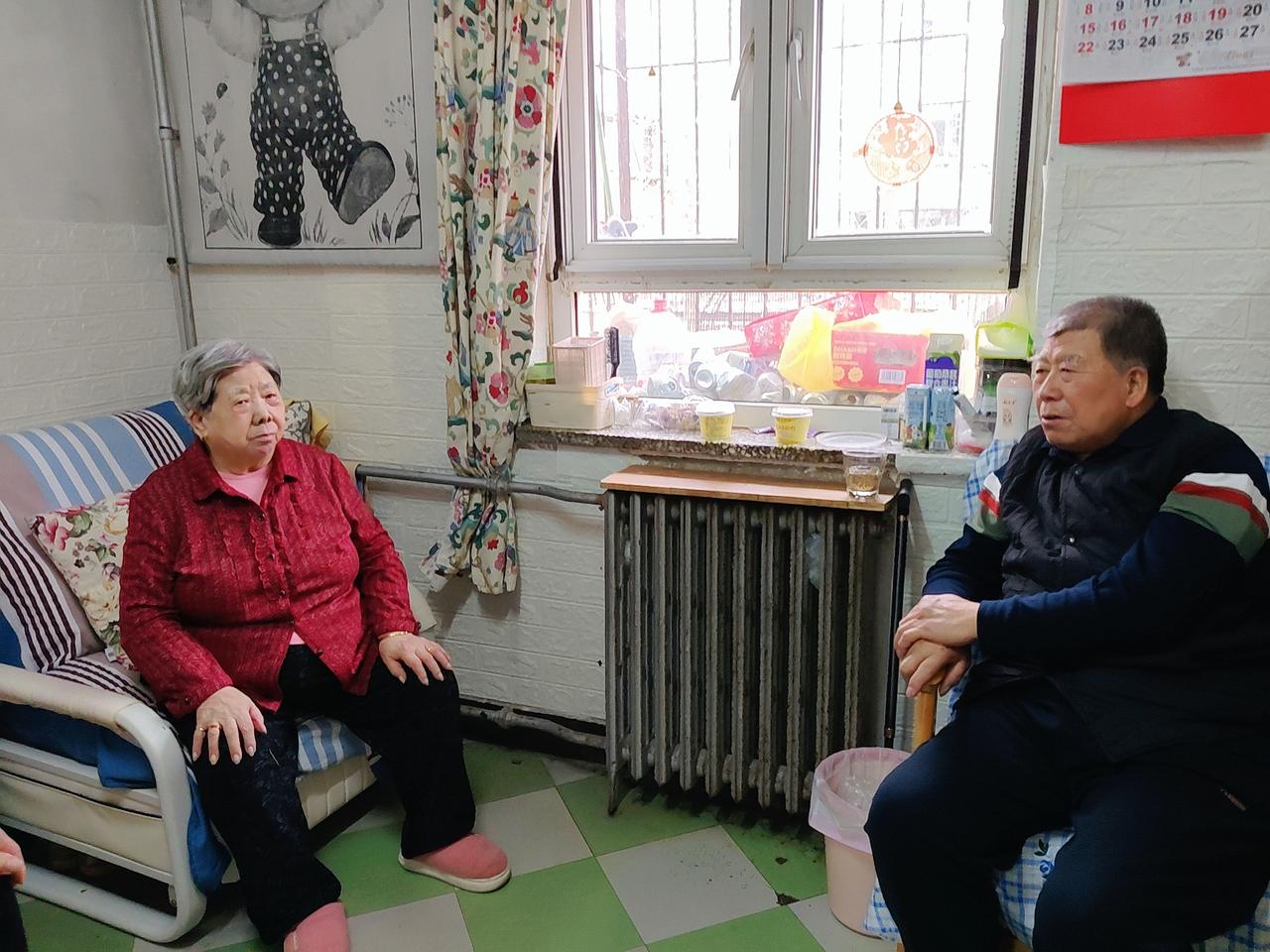 中午正跟爸妈吃饭，四舅和表姐突然来了。我姥姥一共生了七个孩子，四舅排老五，今年都