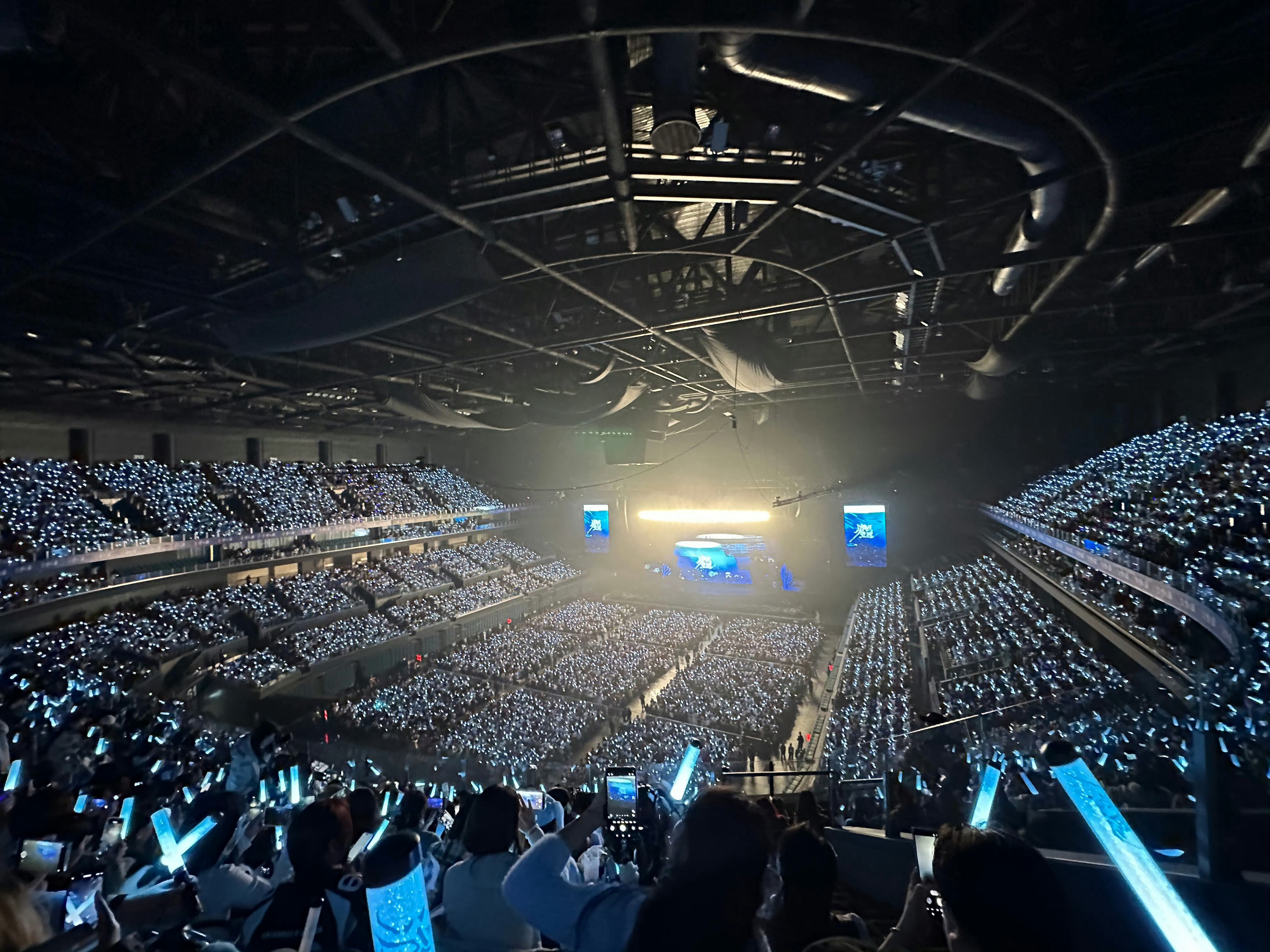 梓渝演唱会上座率好高啊。。现场蓝海好震撼💙💙梓渝演唱会 直播