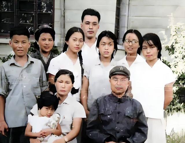 1972年，王近山和第二任妻子黄慎荣的合影，拍摄地点是在南京。此时的王近山刚结束