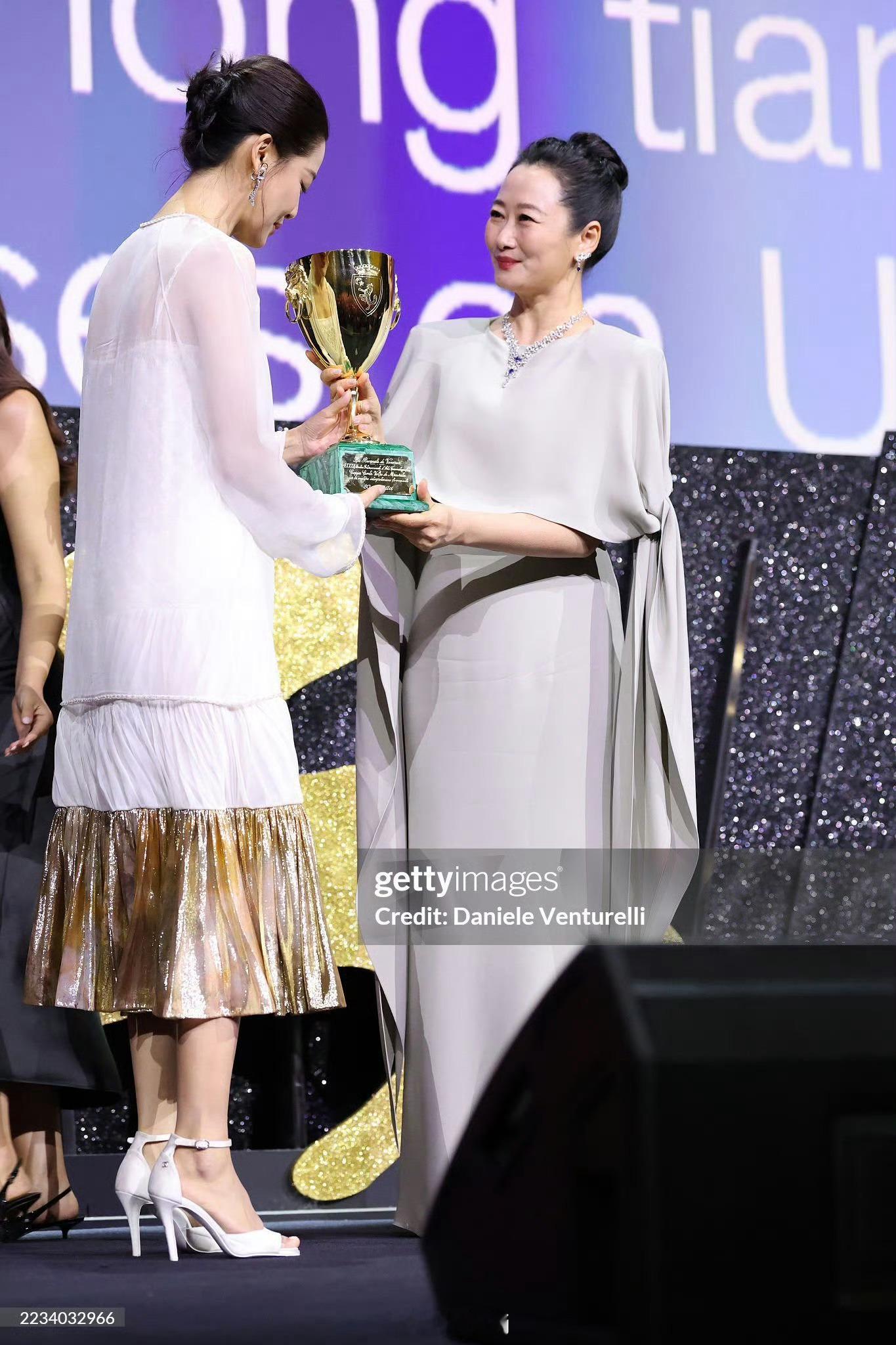 赵涛评委感觉有人理解错了撕奖的概念，不是黑 幕，也没有抹灭演员的努力，评奖的背景