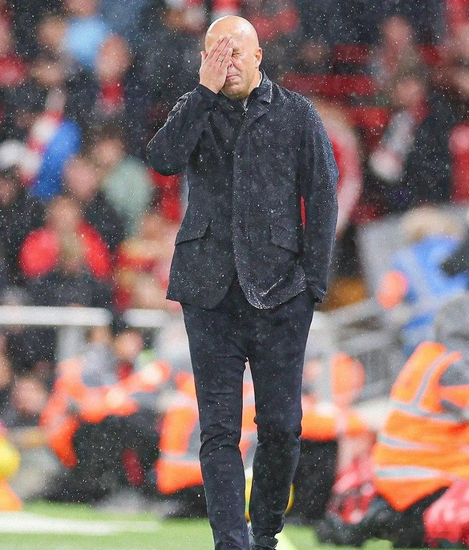 利物浦教练斯洛特的帅位风雨飘摇，希望荷兰光头教练挺住，毕竟距离下个月国际米兰欧冠