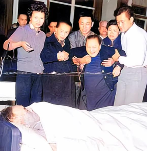 这是1962年，胡适刚刚咽气后，留下的一张照片，旁边情绪激动，嚎啕大哭的人，正是