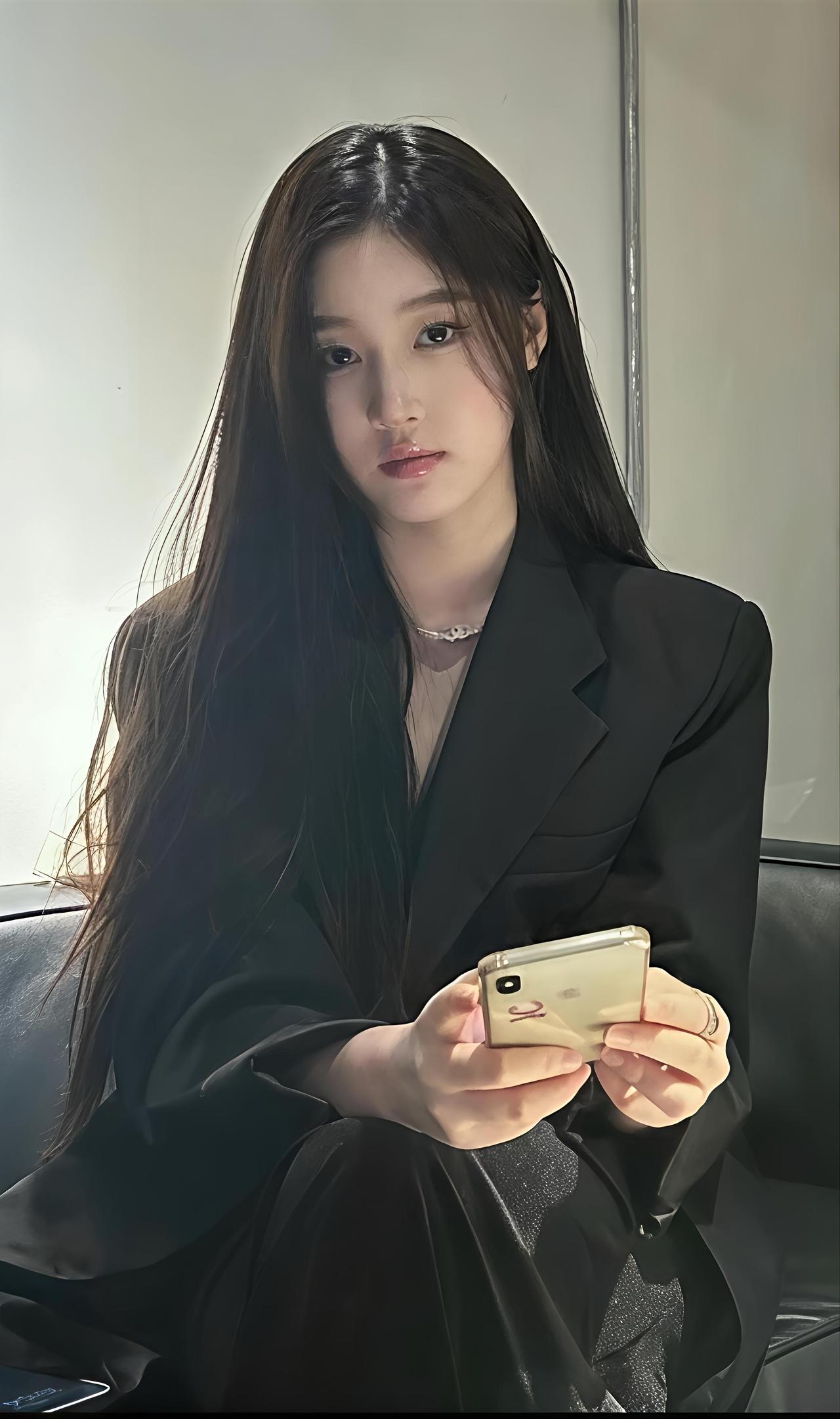 职场女性是否厌倦穿黑色西装?