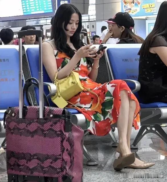 高铁站看到的 这妹子真的很有气质 很漂亮！