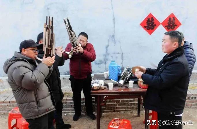 我上小学那会儿，农村条件也不是太好。村里有种职业，叫“吹响器”，遇到红白喜事，吹