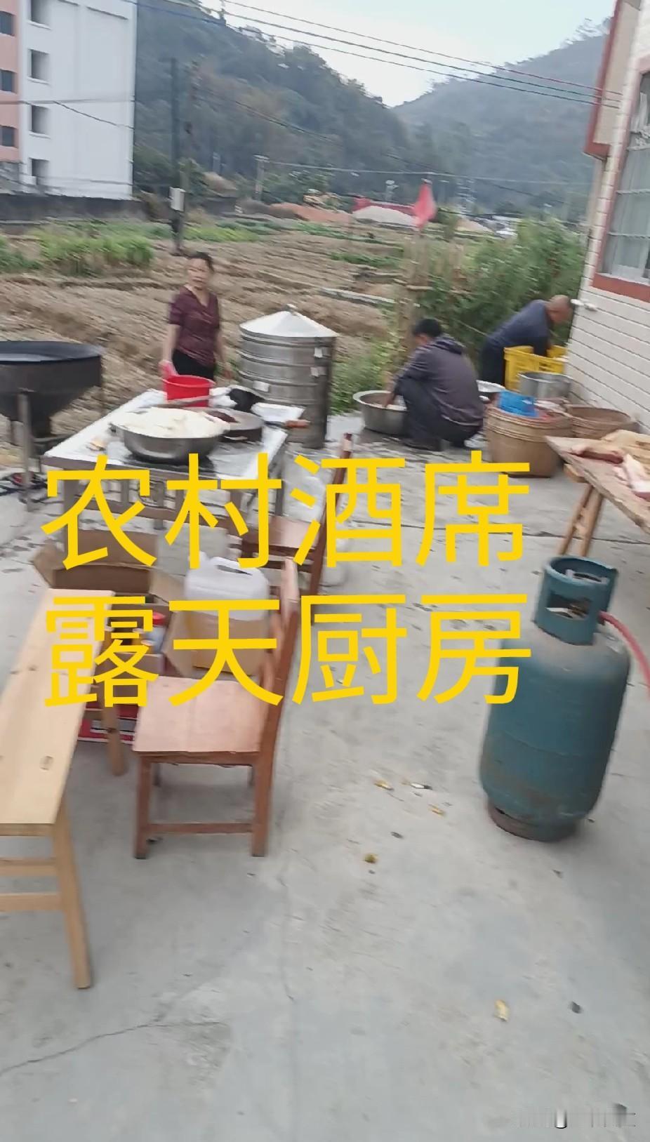 我最近两天吃了两次菜品简单的农村大席，猪部位为主，没有什么山珍海味，全部新鲜，味
