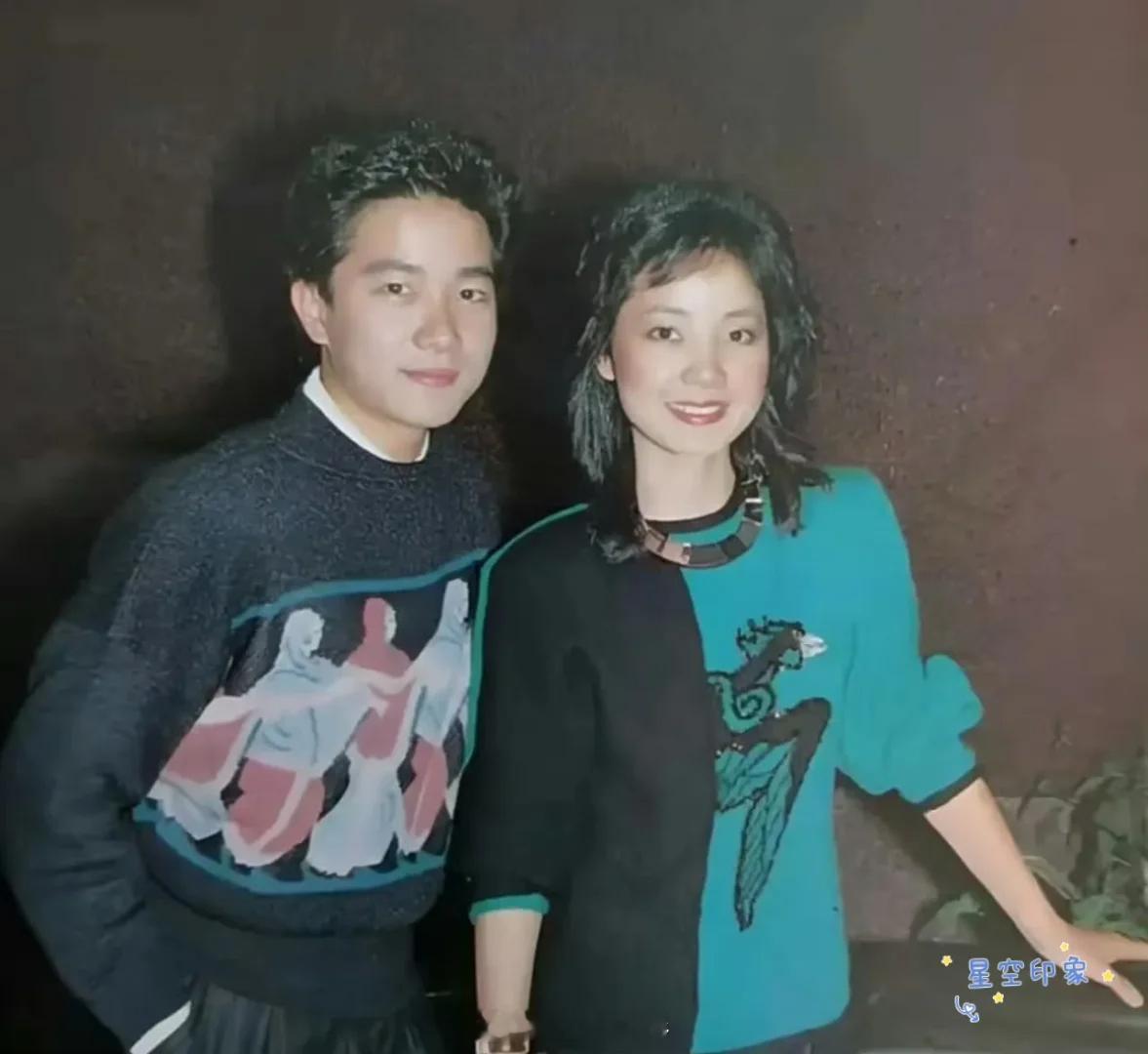 80年代，“情歌王子”陈百强和“甜歌天后”邓丽君的合影照片，两人一个温文尔雅，翩