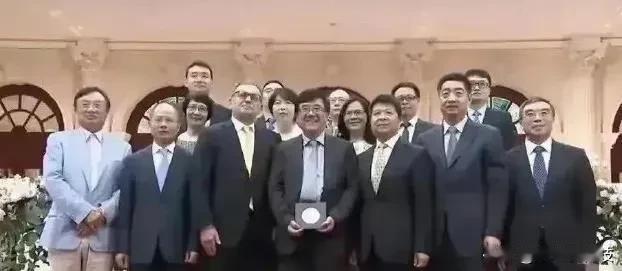 华为公司照相，C位被技术人员占据，那个对技术一窍不通、管理也不精通的老头儿，被安