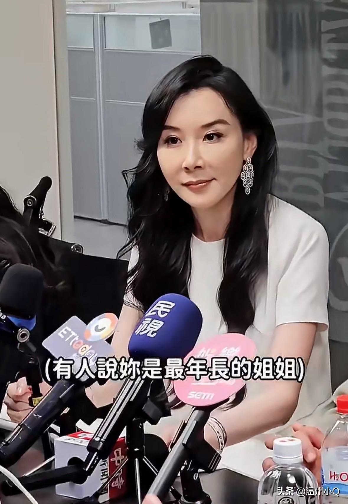 以前真不觉得萧蔷和林志玲有半点像，除了两人都素有台湾第一美女称号。现在年过半百的