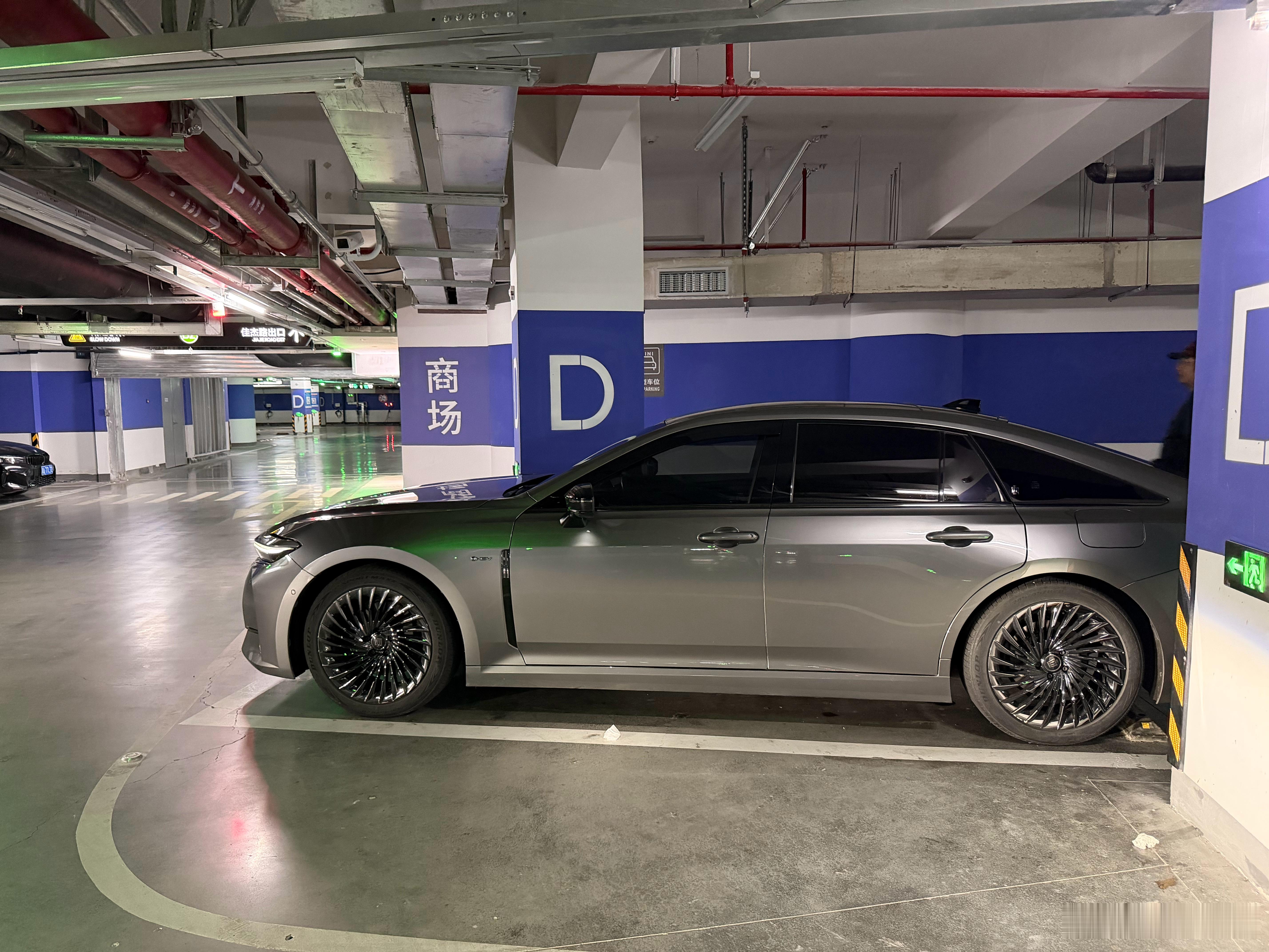 昨天开了下车友的皇冠SD，行驶质感更有旗舰风范，变速箱加持下保留了机械感。同时也