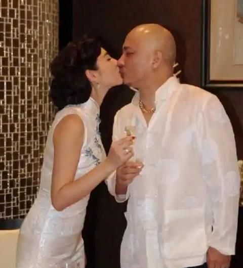 2011年，王全安全然不顾女友余男怀孕，私下约张雨绮吃饭，两人喝的有点多，为了张