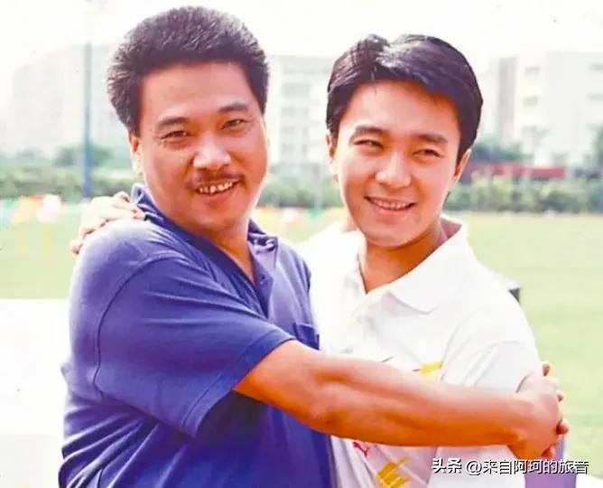 九十年代那会儿，BP机可是个金疙瘩。一台卖一万块，你还别嫌贵，抢都抢不着。

那