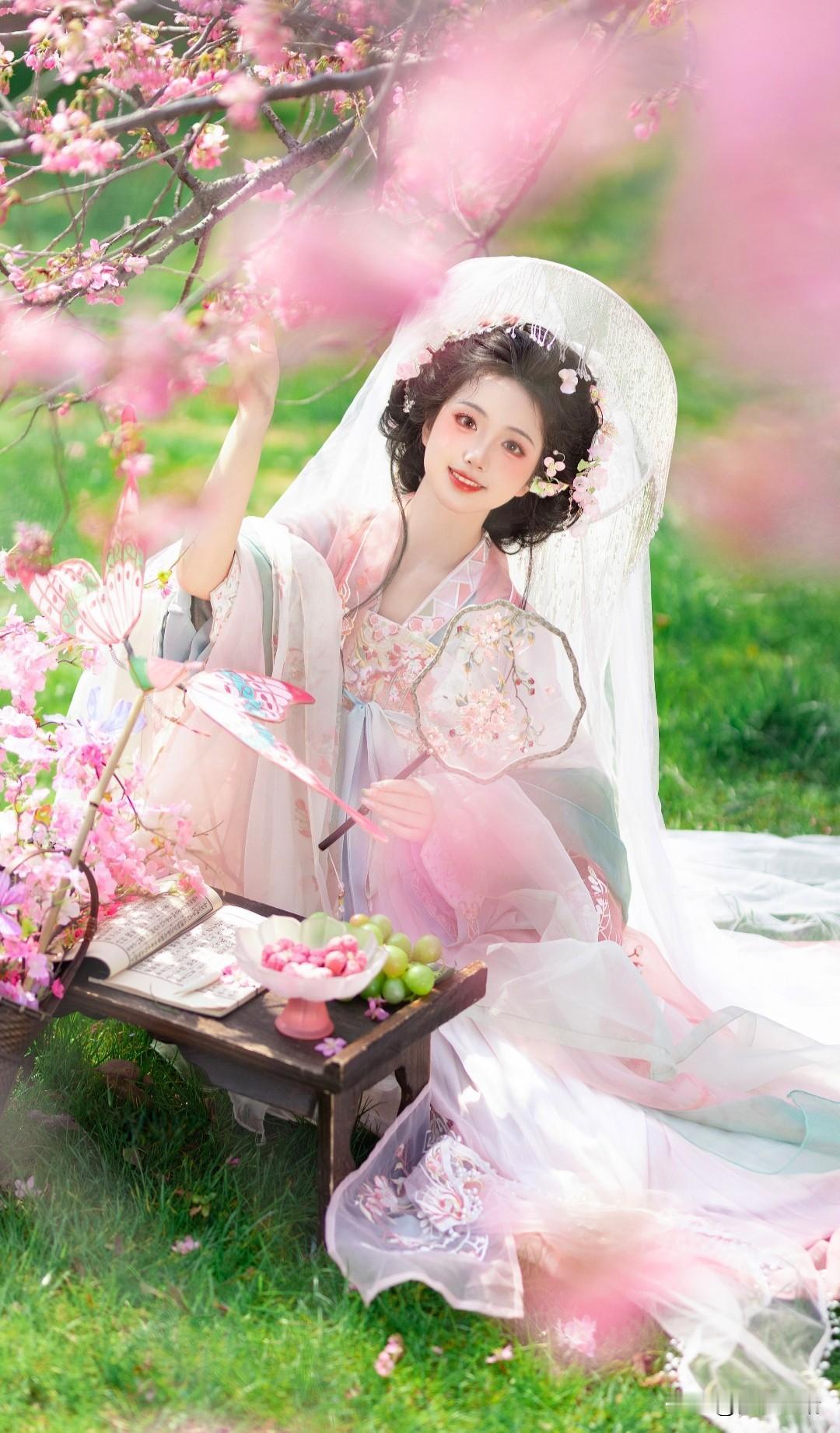 樱花树下，古风美人轻抚花瓣，如梦似幻。