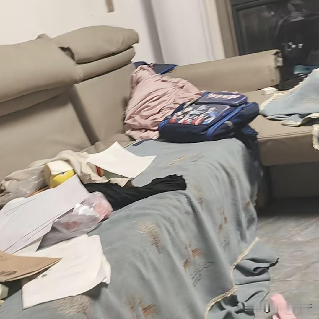 一女子吐槽说国庆回娘家住了三天，回来就看到客厅成这个样子，平时她在家都会收拾干净
