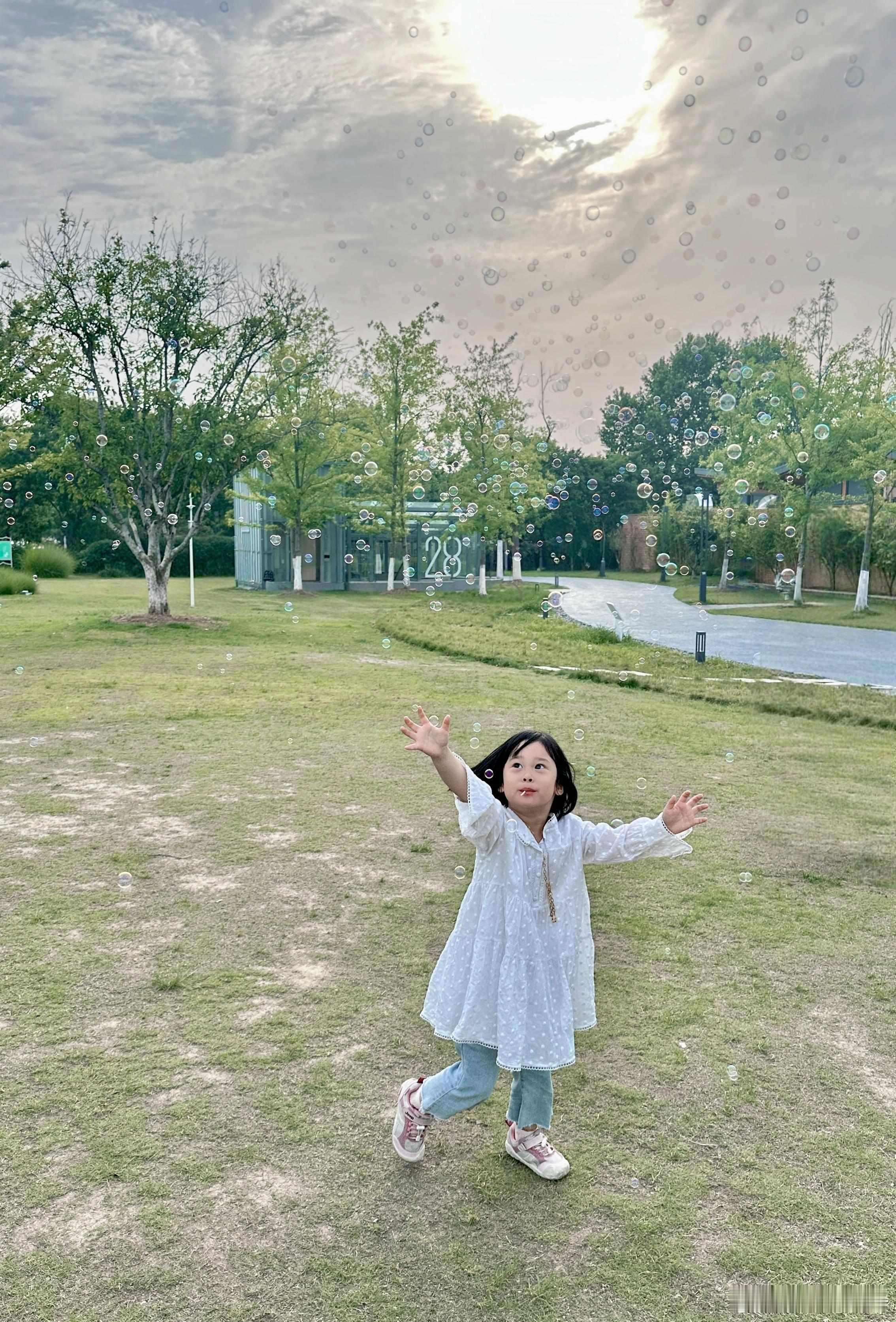 遛娃模式开启🔛 游船、阳光和我的小宝贝构成了最完美的假期微风正好，带着宝贝来玄