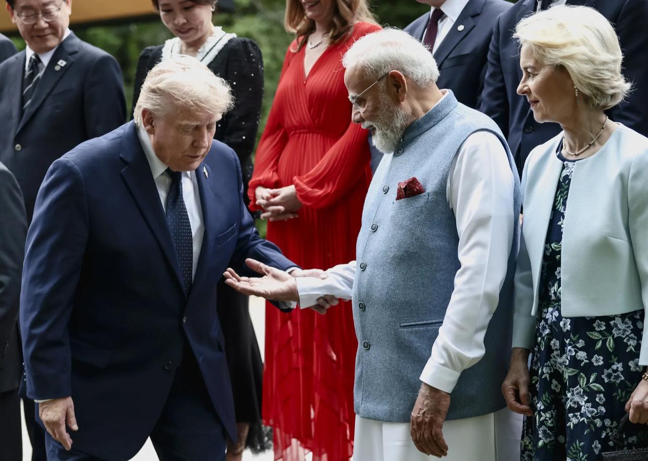 法国 G7 扩大会议上，莫迪与特朗普时隔一年再度会晤，一改往日亲密的 “熊抱”，
