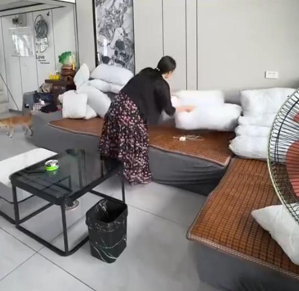 一个女子晒出自己和丈夫在船上的生活，洗衣做饭全都在船上，走进船舱后的景象令人吃惊