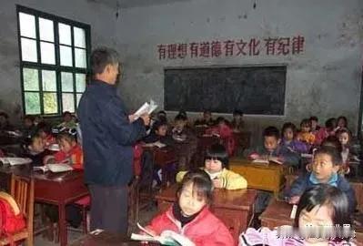 有两个群体，一个是农民，一个是下岗被辞退的民办代课教师，如今他们也变成农民。这两