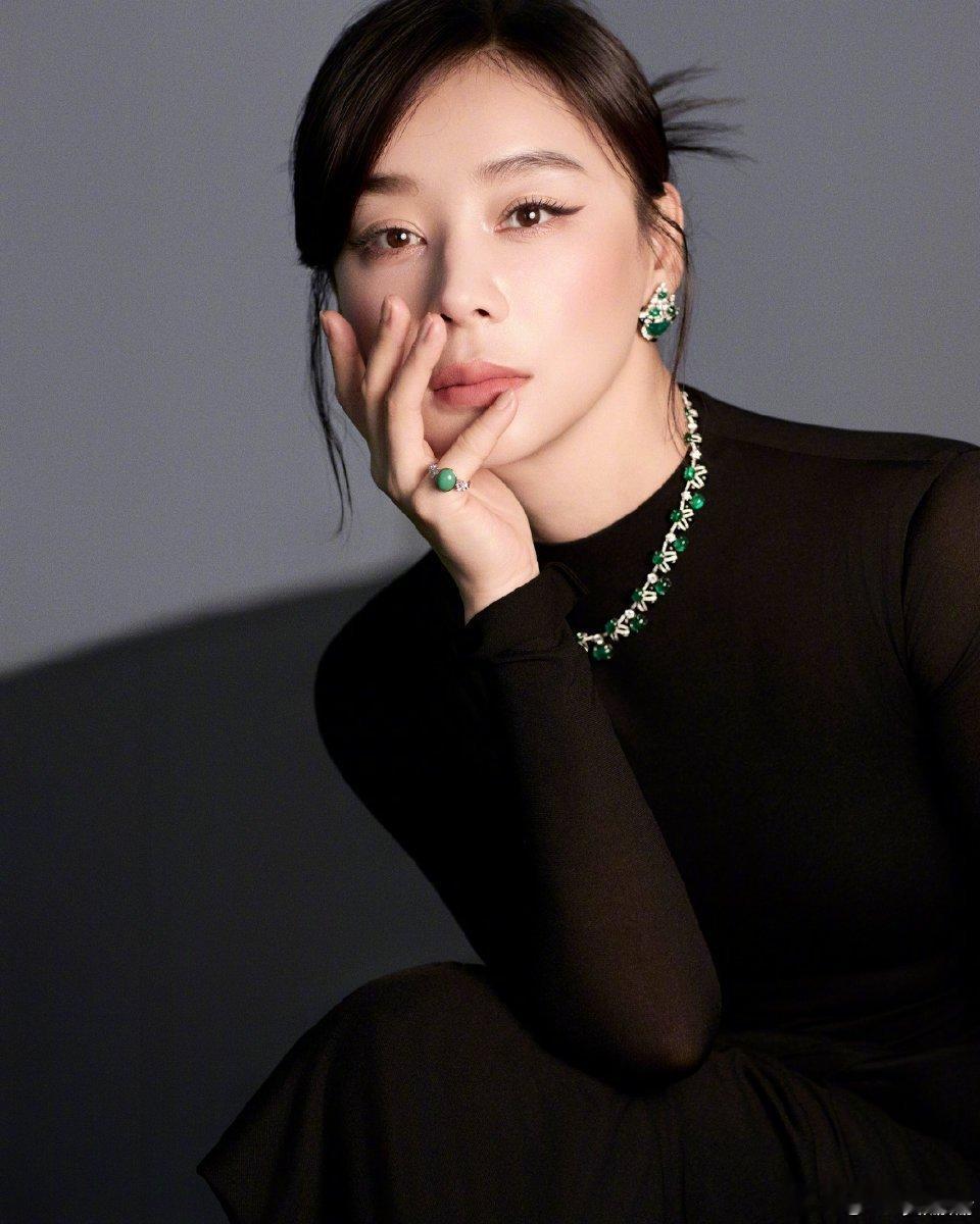 袁姗姗我那高智小姨回国了 纯黑长裙配祖母绿珠宝，盘发露肩颈，一笑又知性又灵动 ​