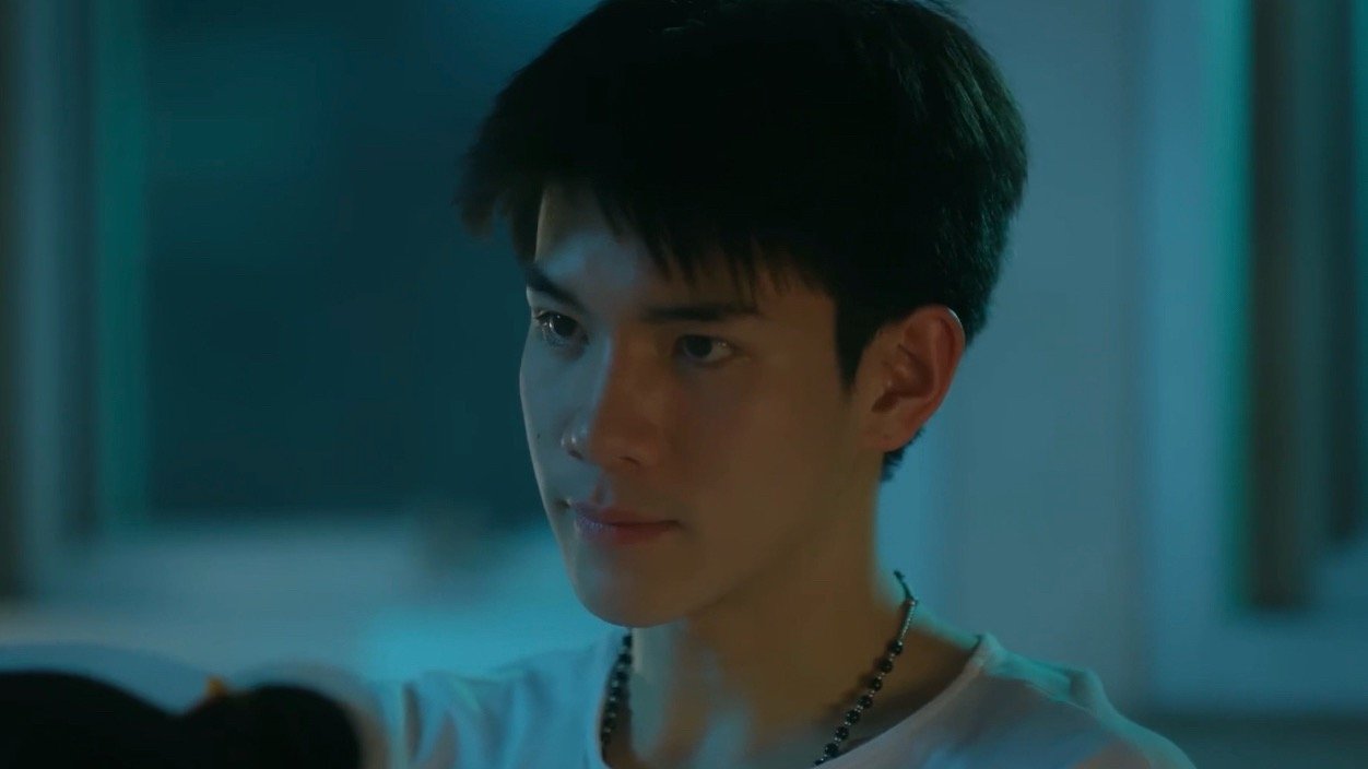 沉浸式研究这位可疑的白衣男子