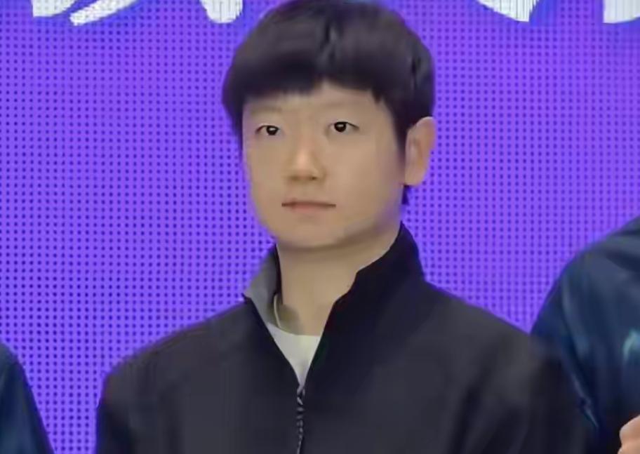 孙颖莎到清华面试，从正门进入时遇到不少去上课的学生。大家既不围观也不喧哗，有人礼