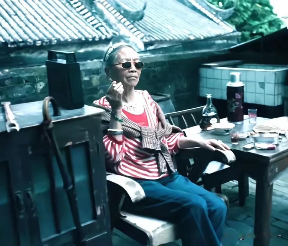 电视剧《扫毒风暴》，

看得出导演五百确实用心了，

可有些细节还是显得不伦不类