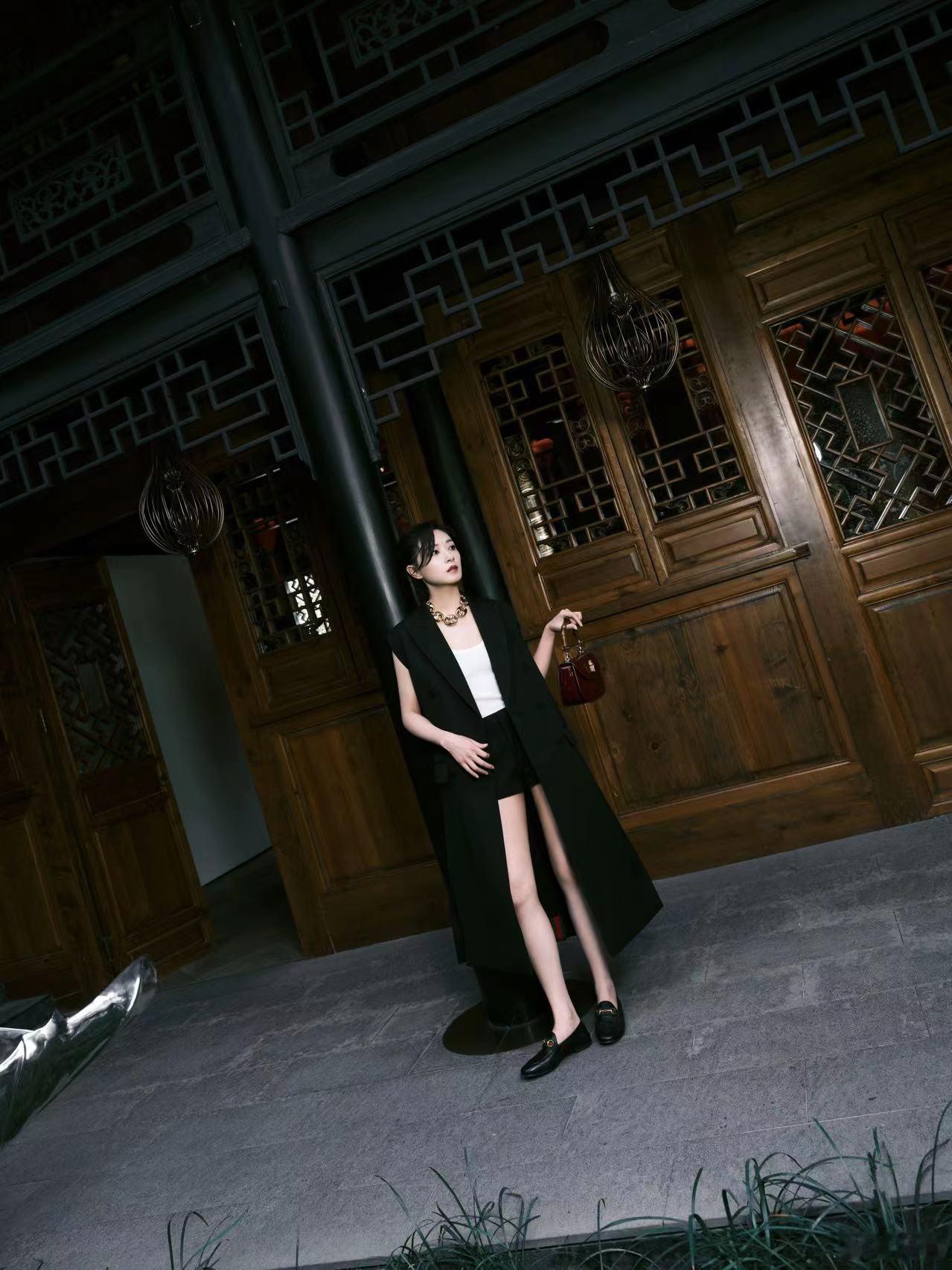 #万茜穿平底鞋的身材比例# 穿平底鞋，但比例好，今天的造型好酷哦 ​​​