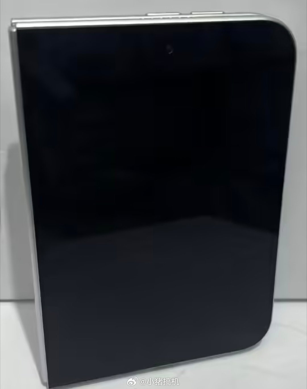 折叠屏iPhone高清细节图曝光这折叠iPhone样子看着怎么感觉怪怪的？音量键