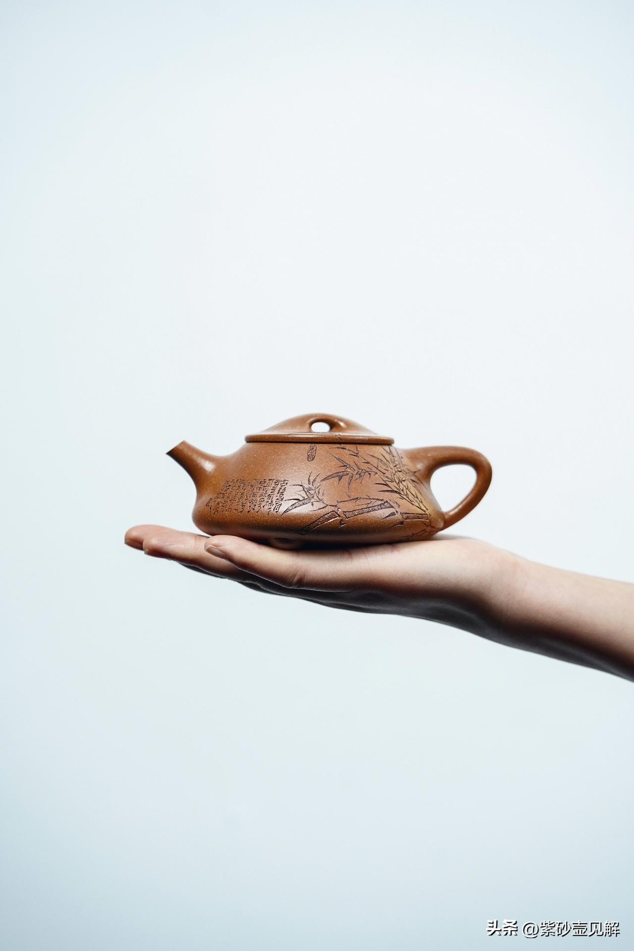 紫砂陶是从砂锤炼出来的陶：既不夺茶香气又无熟汤气，故用以泡茶色香味皆蕴。
砂质茶