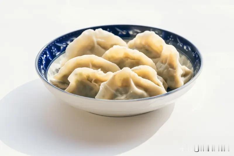 冬至已至，愿在寒冷的冬天里，互相牵挂，互相温暖。如冬雪般纯净，如暖阳般炽热。
最