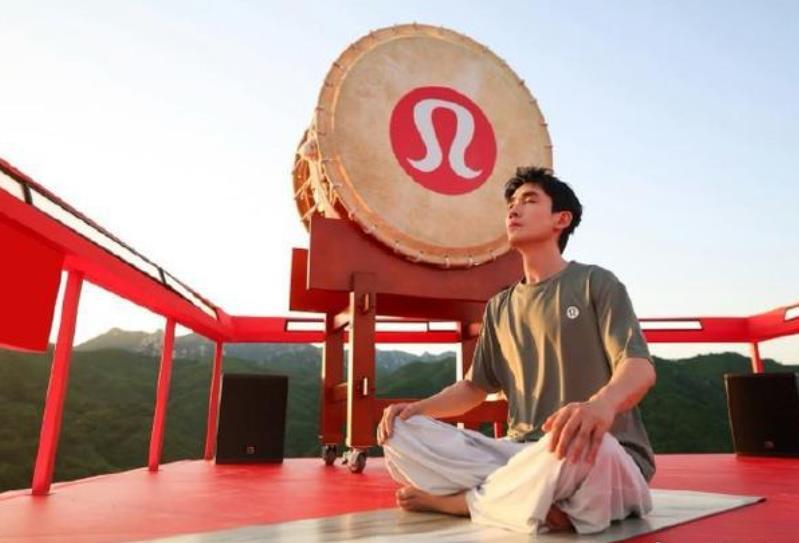 lululemon向朱一龙道歉 运动品牌lululemon因长城瑜伽活动中，击鼓