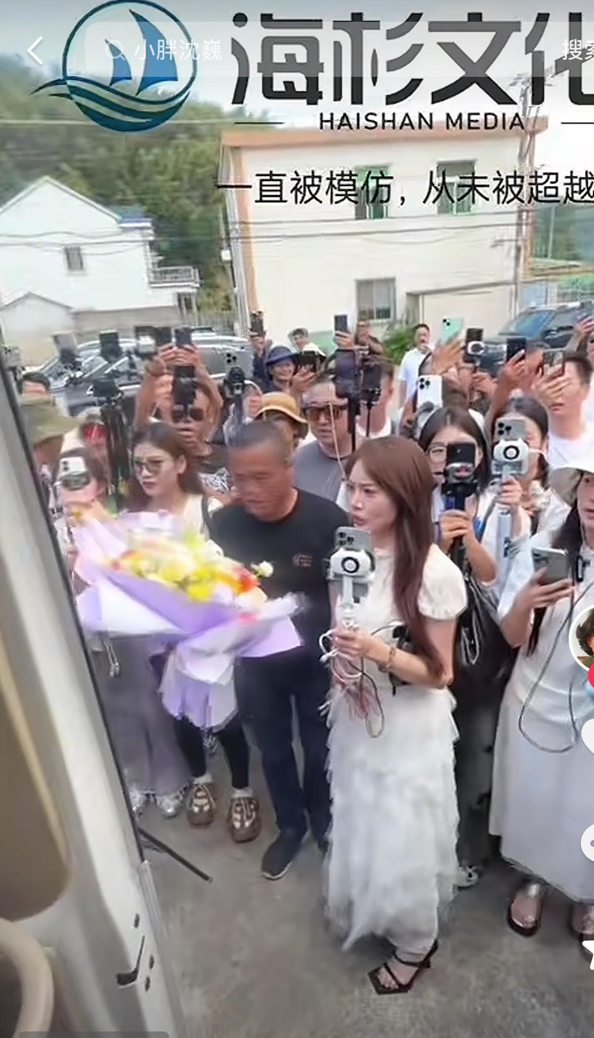 流浪大师沈巍光临甲田弄，海衫文化全体迎接，这排面拉的满满的！
   倪董事长，倪