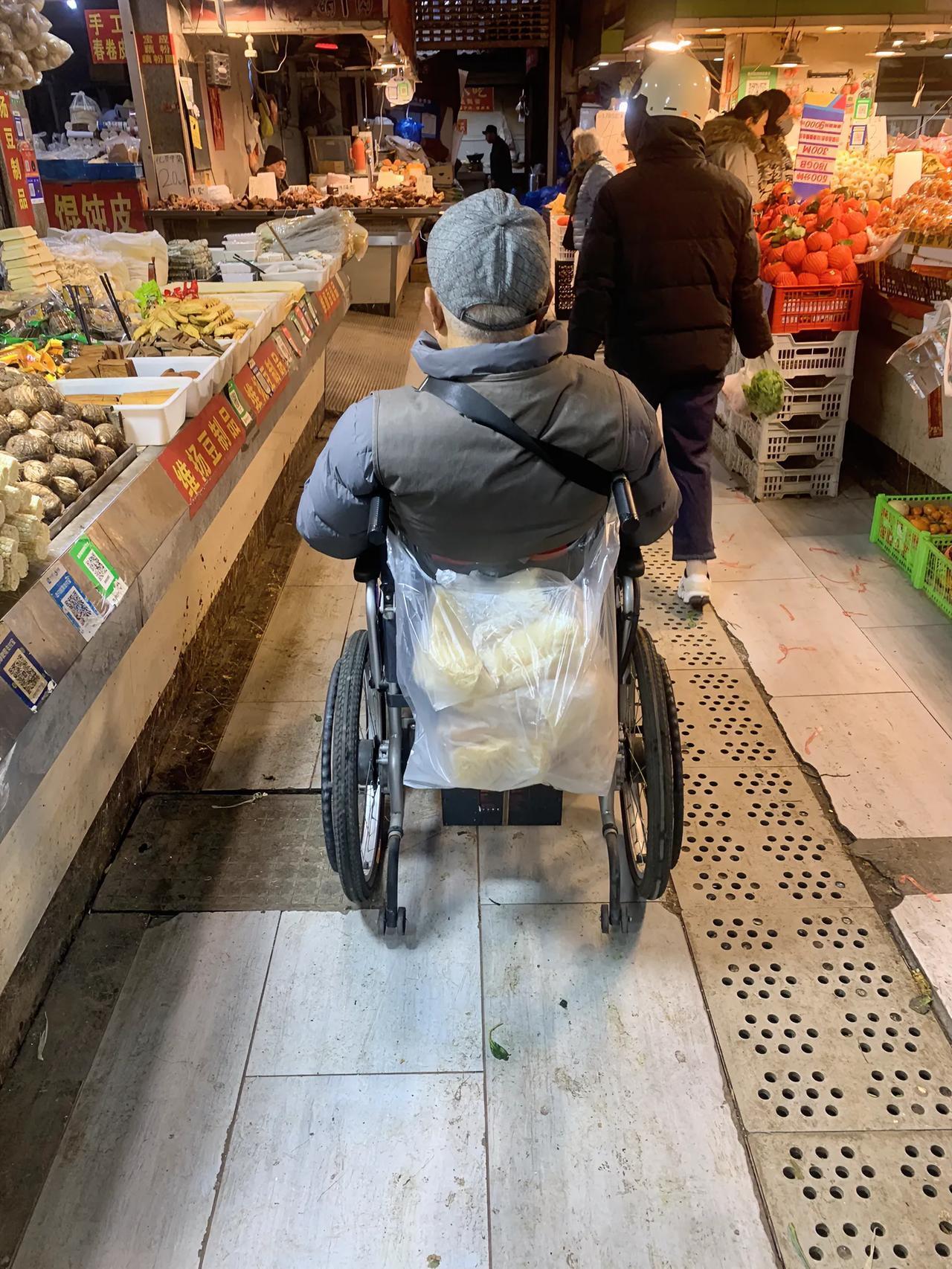 早上买菜遇到的，
一个坐轮椅独自去买菜的老人，
你没听错是电动轮椅，
而且周围没