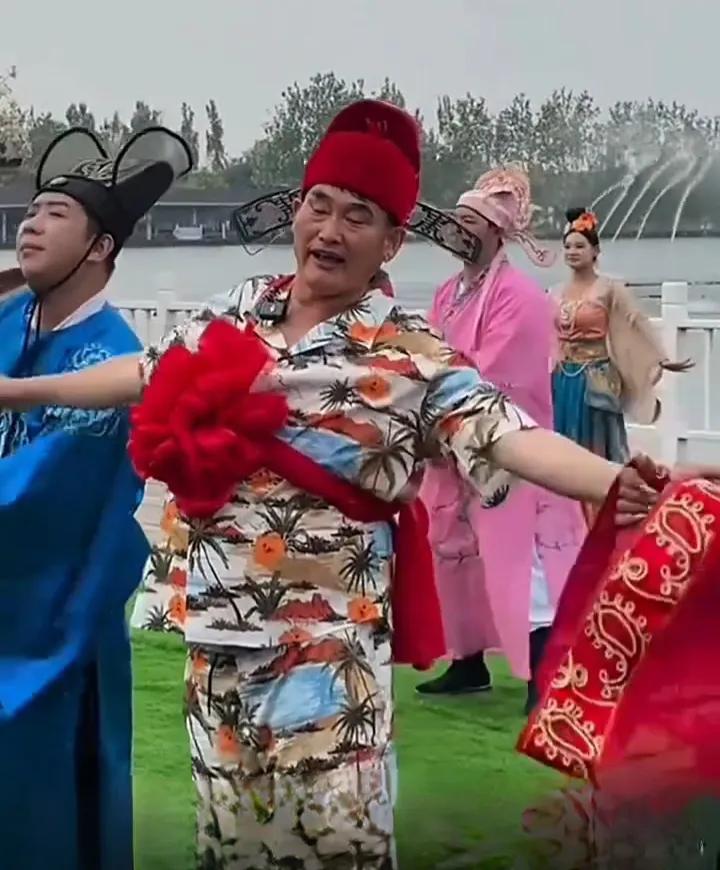 大衣哥被拉客串新郎！是接地气还是博眼球？
 大衣哥好好在景区逛着，冷不丁就被演戏