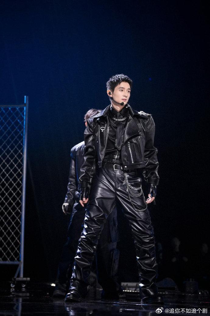 檀健次肯定危晋宇蒙娜丽莎舞台刷到就是赚到！危晋宇这段《蒙娜丽莎》舞台，不看真的会