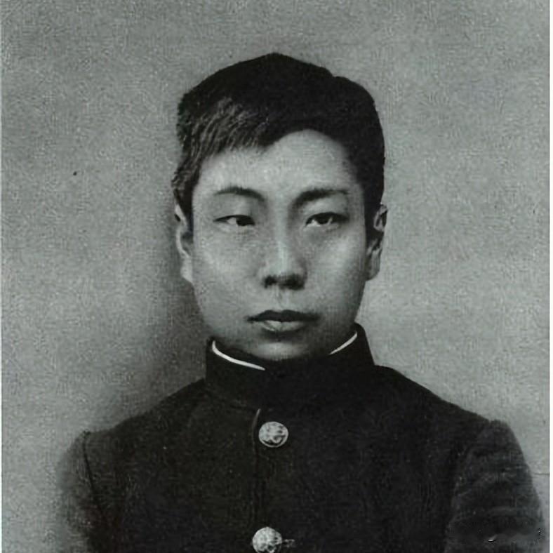 鲁迅的侄女特别好奇，盯着他的鼻子看了半天，忍不住发问：叔叔，为什么你的鼻子是扁的