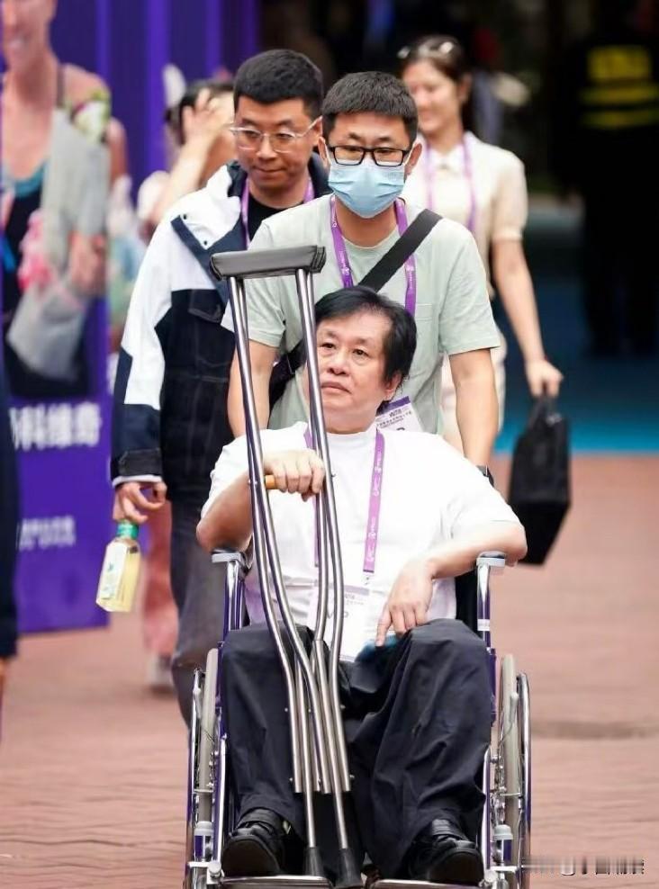 郑智化向来就是一位敢于怼天、怼地、怼当局的“硬骨头”。这次宝安国际机场不幸又成了
