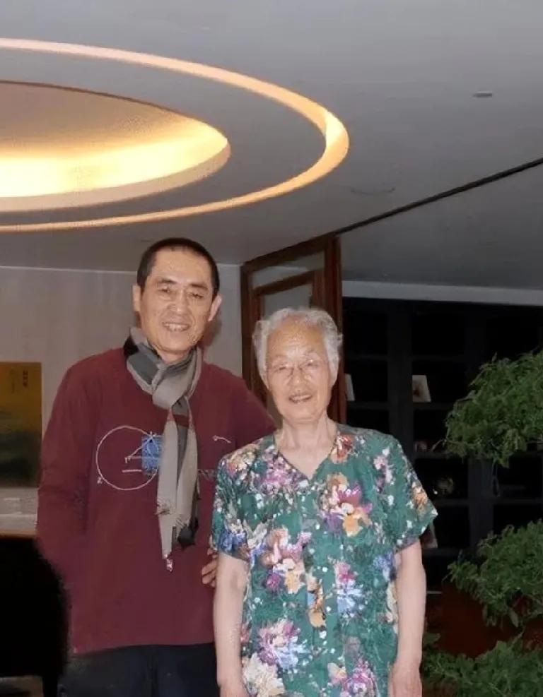 真羡慕张艺谋，这个年龄还有母亲的陪伴，老母亲干净利落，神清气爽，气质不俗，张艺谋