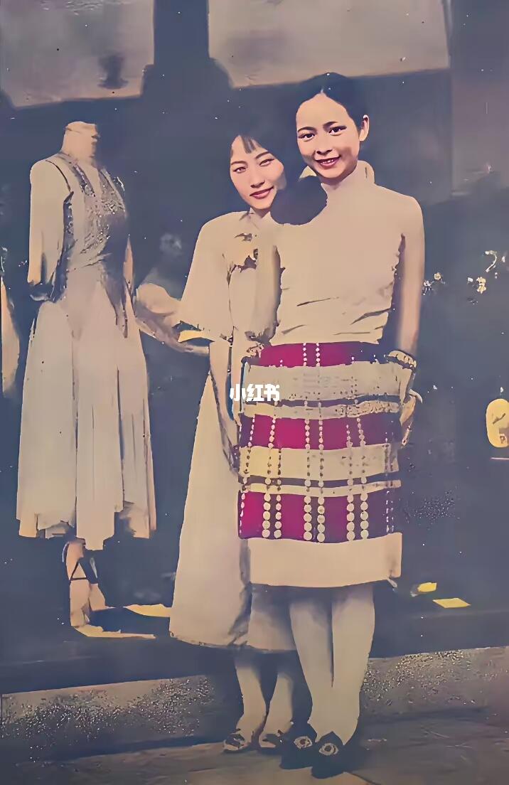 1927年的上海陆小曼与唐瑛的一张合影，她们穿着时尚打扮前卫。