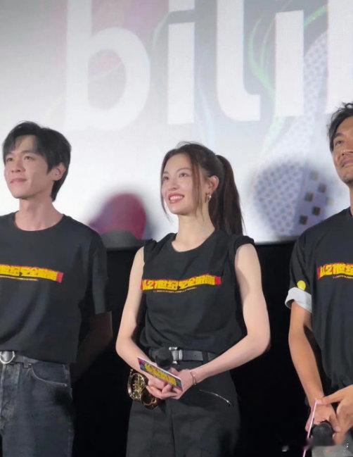 #钟楚曦无袖##钟楚曦无袖a感#《从21世纪安全撤离》首映礼星光熠熠，钟楚曦无袖