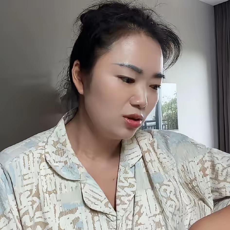 前阵子小妹儿和小二娃打官司。小二娃的姐姐小妞很生气。因为她觉得小妹儿与小二娃扯了
