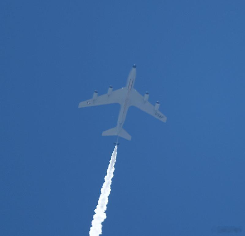KC-135R （61-0320）被拍到在加州上空空中放油，不知道是不是有故障#