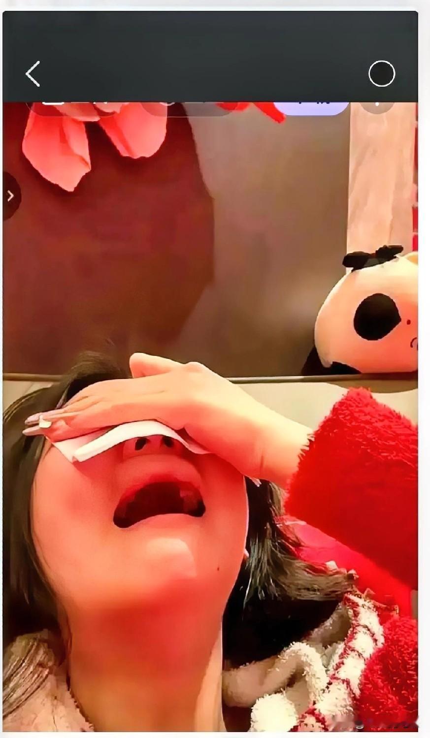 现在出轨的人特别多，我表妹在售房部上班，孩子都十六岁了，有个外县贩药材的老板，来