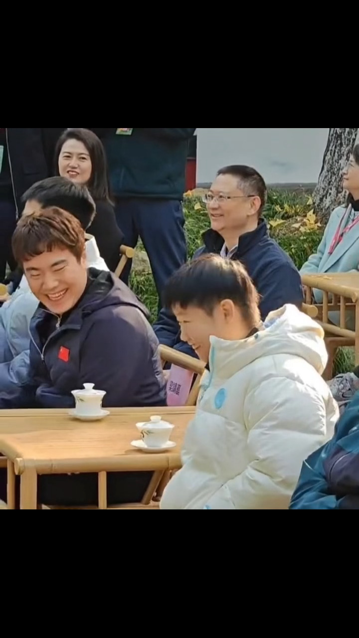 1127国球“进公园”，冀队兄妹你俩笑起来给人感觉想笑但不敢太过用力怕被发现喽～