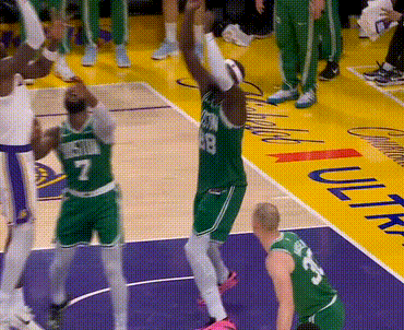 雷迪克表示，裁判告诉他，他们看到克塔把手伸进了篮筐内部，但仍然不认为这是干扰球。